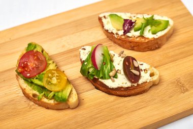 Krem peynirli ciabatta, avokado, çeşitli sebzeler. Vejetaryen sandviçler.