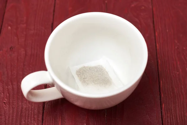 Beyaz Bir Fincanda Çay Poşeti Çay Yapmak Için Hazırlık — Stok fotoğraf