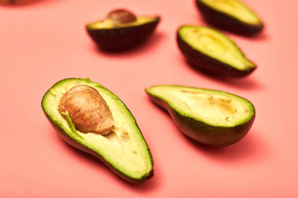 Aguacate Rodajas Sobre Fondo Rosa —  Fotos de Stock