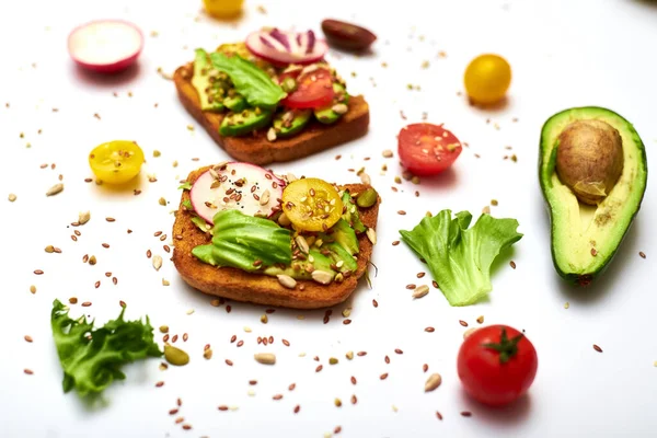 Toasty Warzywami Awokado Pomidory Zestaw Nasion Białym Tle Zdrowa Żywność — Zdjęcie stockowe