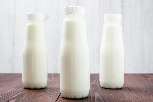 Бутылки Молоком Йогурт Светлом Фоне Естественные Молочные Продукты — стоковое фото