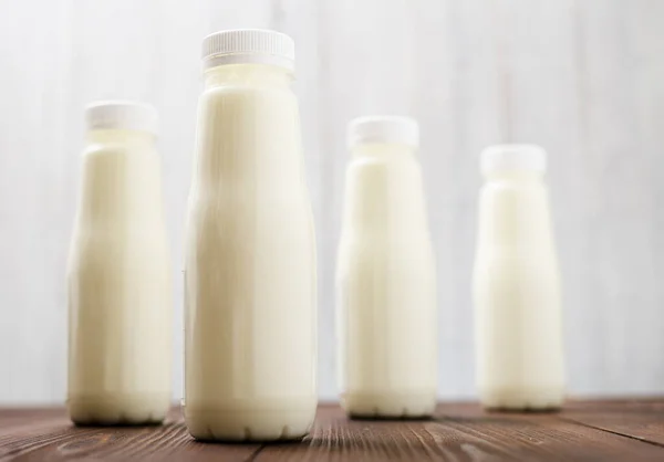 Flaschen Mit Milch Joghurt Auf Hellem Hintergrund Natürliche Milchprodukte — Stockfoto