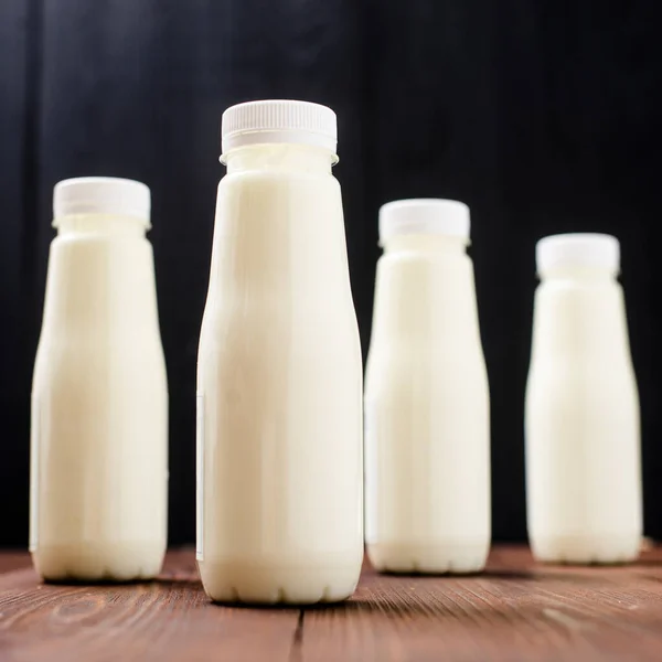Бутылки Молоком Йогурт Деревянном Фоне Естественные Молочные Продукты — стоковое фото