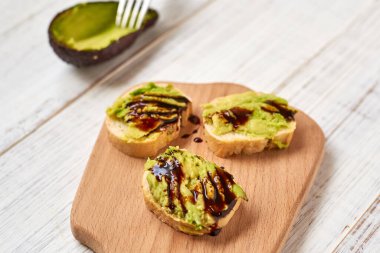 Baget, bruschetta, avokado ve akçaağaç şuruplu kanepeler..