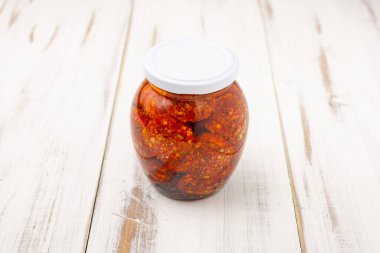 Beyaz ahşap bir arka planda kavanozda konserve sebze karışımı..