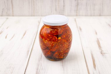 Beyaz ahşap bir arka planda kavanozda konserve sebze karışımı..