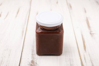 Hafif ahşap arka planda cam bir kavanozda sebze makarna..