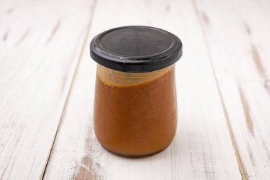 Hafif ahşap arka planda cam bir kavanozda sebze makarna..