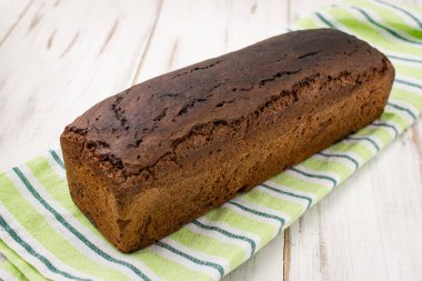 Bir somun siyah mayasız ekmek..