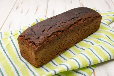 Bir somun siyah mayasız ekmek..