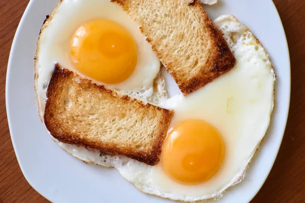 Dwa Smażone Jajka Tostem Talerzu — Zdjęcie stockowe