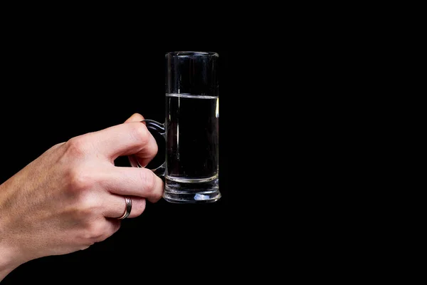 Γυναίκα Κρατά Ένα Ποτήρι Τεκίλα Ένα Αλκοολούχο Ποτό Μαύρο Φόντο — Φωτογραφία Αρχείου