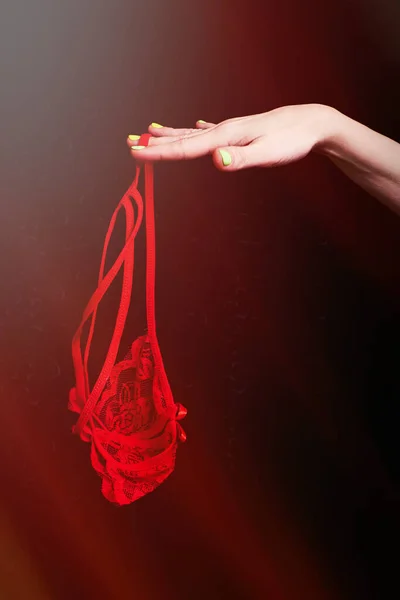 Culotte Rouge Érotique Dans Une Main Féminine Sur Fond Noir — Photo