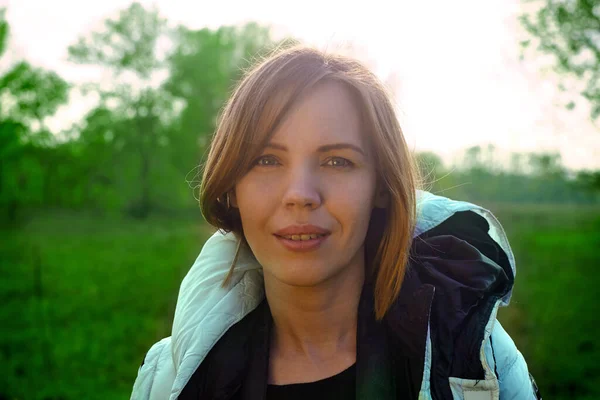 Vrouw Van Middelbare Leeftijd Een Jas Straat Het Park — Stockfoto