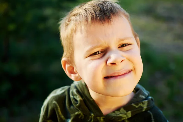 Çocuk Parkta Gülümsüyor — Stok fotoğraf