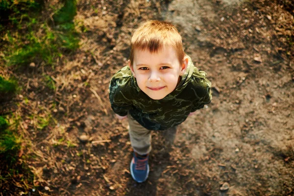 Petit Garçon Regarde Bas Vers Haut Dans Parc — Photo