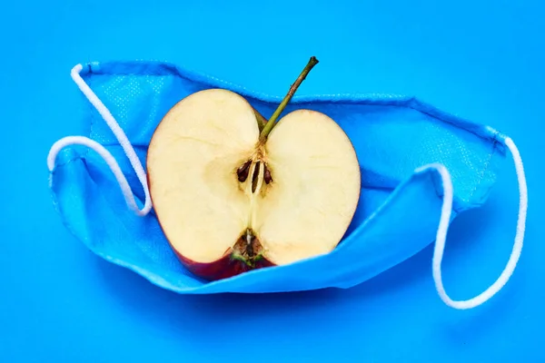 健康的呼吸概念 戴着医疗面罩的苹果 — 图库照片