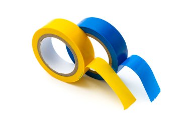 Beyaz arka planda farklı renklerde şerit yalıtılıyor. İzole edilmiş.