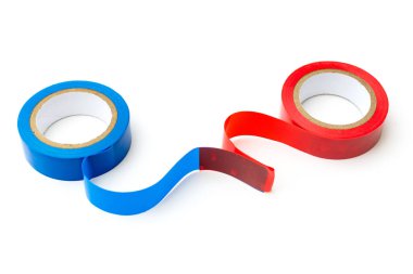 Beyaz arka planda mavi ve kırmızı bantla yapıştırıcı yalıtılıyor. İzole edilmiş.