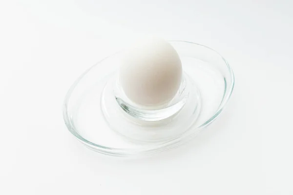 白い背景に白い鶏の卵が立っています ロイヤリティフリーのストック写真