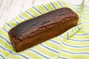 Bir somun siyah mayasız ekmek..