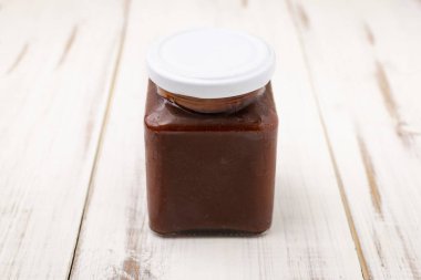 Hafif ahşap arka planda cam bir kavanozda sebze makarna..