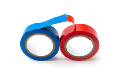 Beyaz arka planda mavi ve kırmızı bantla yapıştırıcı yalıtılıyor. İzole edilmiş.