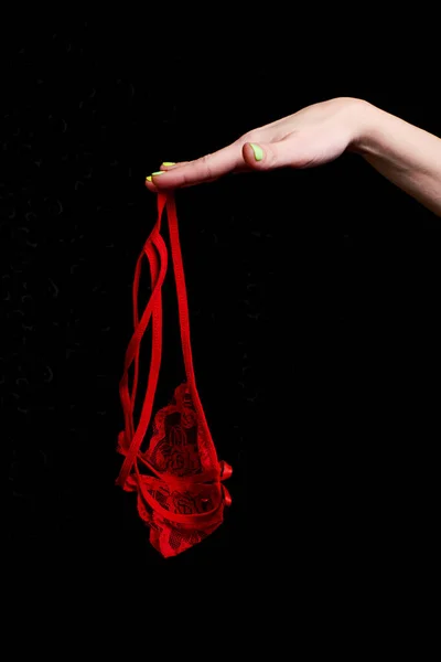 Erotik Kırmızı Külot Siyah Arka Planda Bir Kadının Elinde — Stok fotoğraf