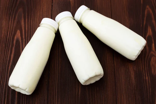 Milch Der Flasche Auf Dunklem Holzgrund — Stockfoto