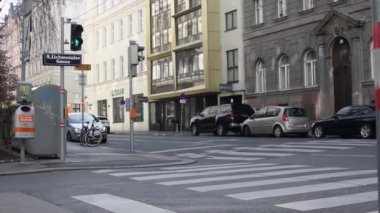 Viyana, Avusturya - 12 Mart 2020: Bir yerleşim bölgesinde şehir caddesi manzarası.