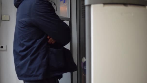 Αρσενικό Φύλακα Ασφαλείας Στην Είσοδο Του Καταστήματος Κοντά Στη Μαγνητική — Αρχείο Βίντεο