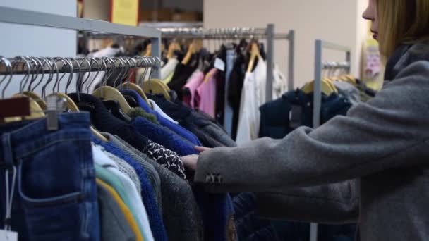 Bir Kadın Mağazadan Kıyafet Seçer — Stok video