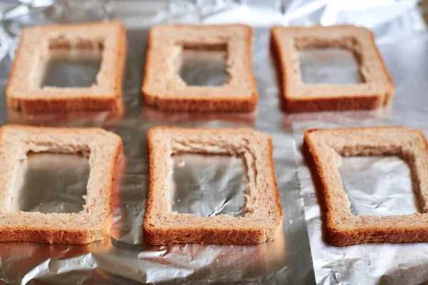 Φτιάχνω Σάντουιτς Από Ψωμί Τοστ Κόψτε Μέση Τοστ Για Γαρνιτούρες — Φωτογραφία Αρχείου