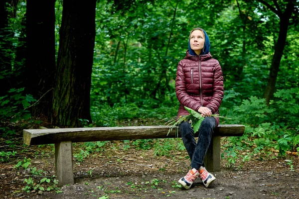 Одинокая Женщина Сидит Скамейке Парке — стоковое фото