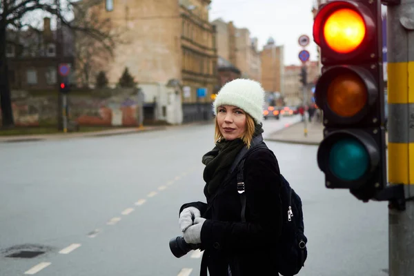 Žena Červená Semafory Ulici — Stock fotografie