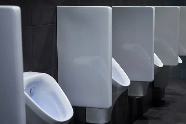 Reihe Von Urinalen Einer Öffentlichen Toilette — Stockfoto
