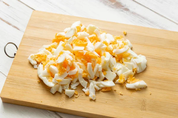 Kesme Tahtasında Doğranmış Tavuk Yumurtası Yemek Pişirmek Için Gerekli Malzemeler — Stok fotoğraf