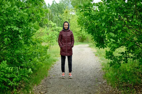 Yeşil Bir Parkta Bir Kadın Yürüyor — Stok fotoğraf