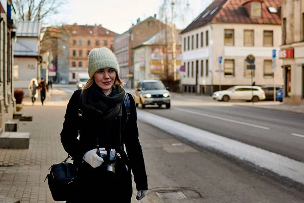 Žena Cestovatel Kabátě Chůze Kamerou Podél Městské Ulice — Stock fotografie