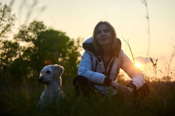 Woman Dog Park Sunset — Stock Photo, Image