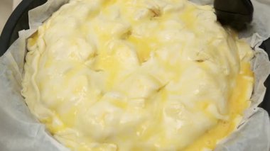 Ev yapımı puf böreği hazırlama: fırçalama ve delme teknikleri.