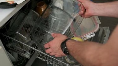 Verimli bulaşık yıkama: modern bir bulaşıkçıyı iş başında yükleme.