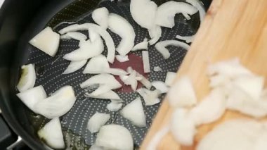 Soğan doğrama: profesyonel mutfak ortamında aşçılık hassasiyeti.