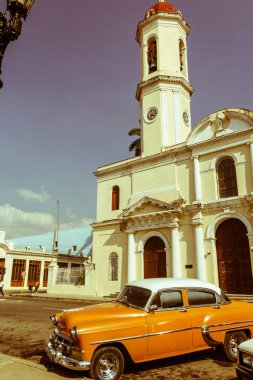 Cienfuegos, Cuba - 3 Ocak 2017: Vintage arabalar Jose Marti Park, Cienfuegos, Küba'nın Ana Meydanı. Vintage ve yesteryear etkisi ile görüntü
