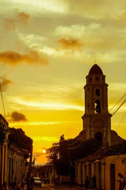 Trinidad, Küba - 25 Ocak 2017: Küba sokak gün batımı ile oldtimer Trinidad, Küba, Küba'nın başlıca turistik yerlerinden biri. Vintage ve yesteryear etkisi ile görüntü