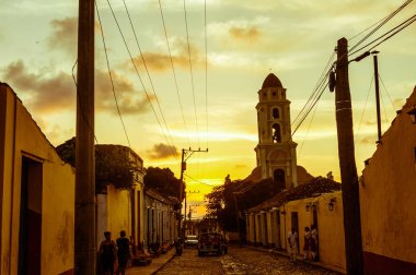 Trinidad, Küba - 25 Ocak 2017: Küba sokak gün batımı ile oldtimer Trinidad, Küba, Küba'nın başlıca turistik yerlerinden biri. Vintage ve yesteryear etkisi ile görüntü