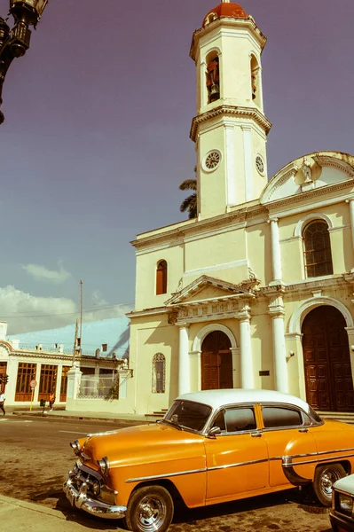 Cienfuegos, Cuba - 3 Ocak 2017: Vintage arabalar Jose Marti Park, Cienfuegos, Küba'nın Ana Meydanı. Vintage ve yesteryear etkisi ile görüntü