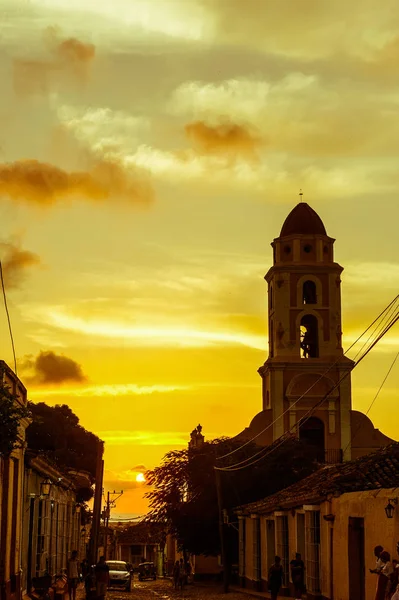 Trinidad, Küba - 25 Ocak 2017: Küba sokak gün batımı ile oldtimer Trinidad, Küba, Küba'nın başlıca turistik yerlerinden biri. Vintage ve yesteryear etkisi ile görüntü