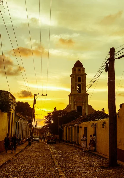 Trinidad, Küba - 25 Ocak 2017: Küba sokak gün batımı ile oldtimer Trinidad, Küba, Küba'nın başlıca turistik yerlerinden biri. Vintage ve yesteryear etkisi ile görüntü