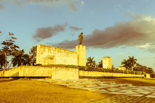 Santa Clara, Cuba-Ocak 6, 2017: Che Guevara'nın Anıtı ve Müzesi Santa Clara'daki. Che Guevara 1959 yılında isyancı ordu komutanıydı. Vintage ve yesteryear etkisi ile görüntü